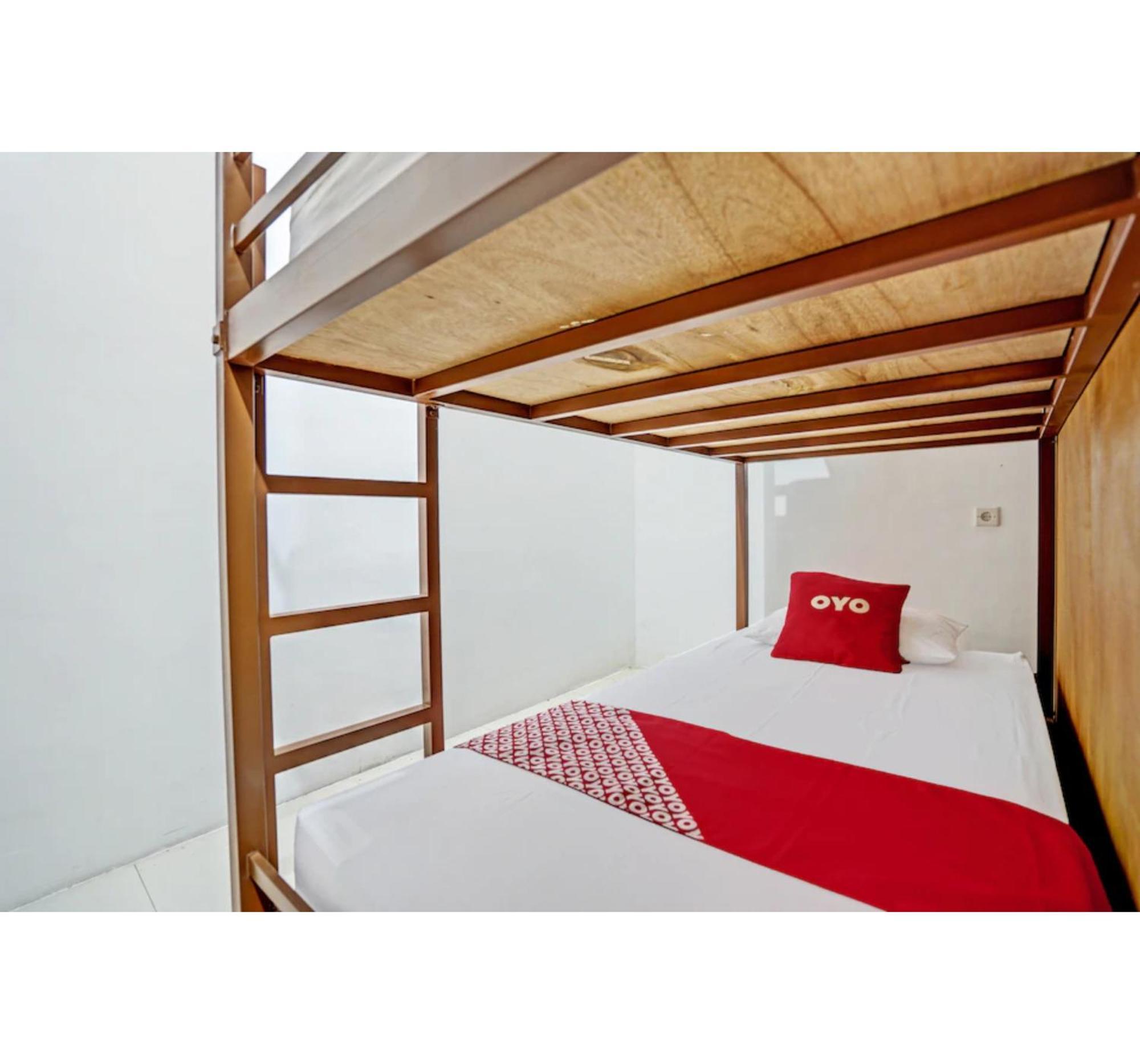 Super Oyo 3702 Homestay Bougenville Syariah Lamongan 外观 照片