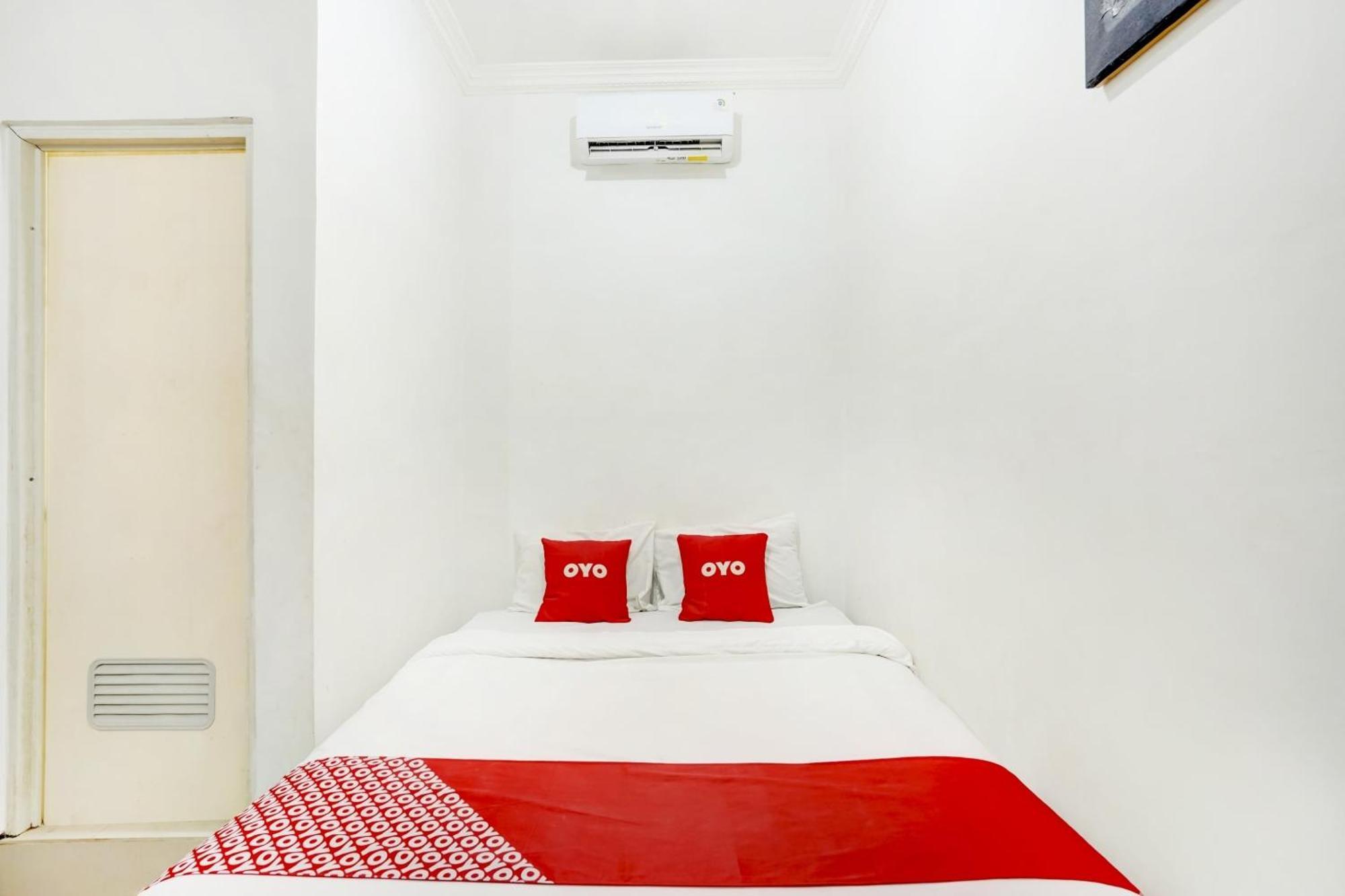 Super Oyo 3702 Homestay Bougenville Syariah Lamongan 外观 照片