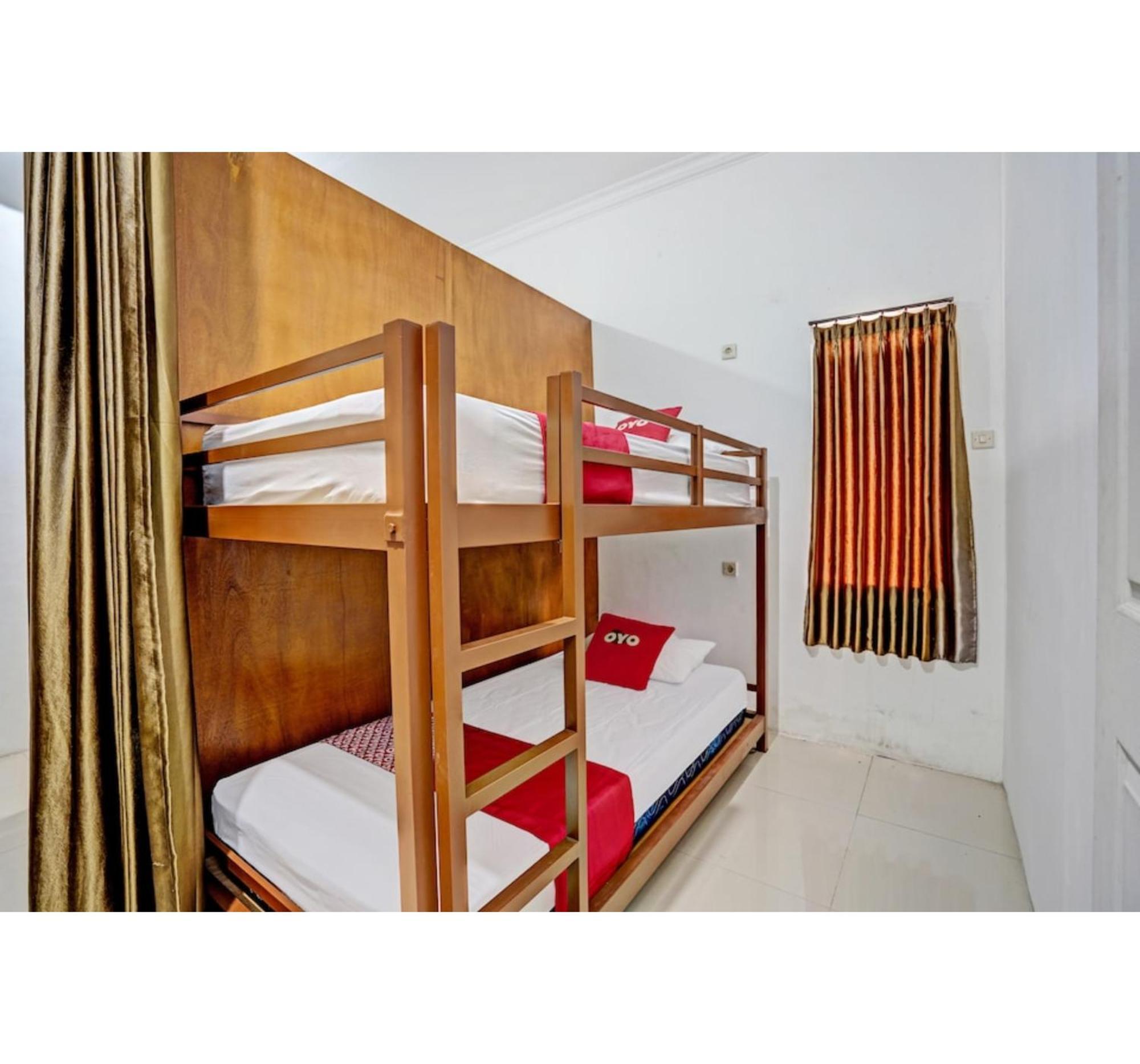 Super Oyo 3702 Homestay Bougenville Syariah Lamongan 外观 照片