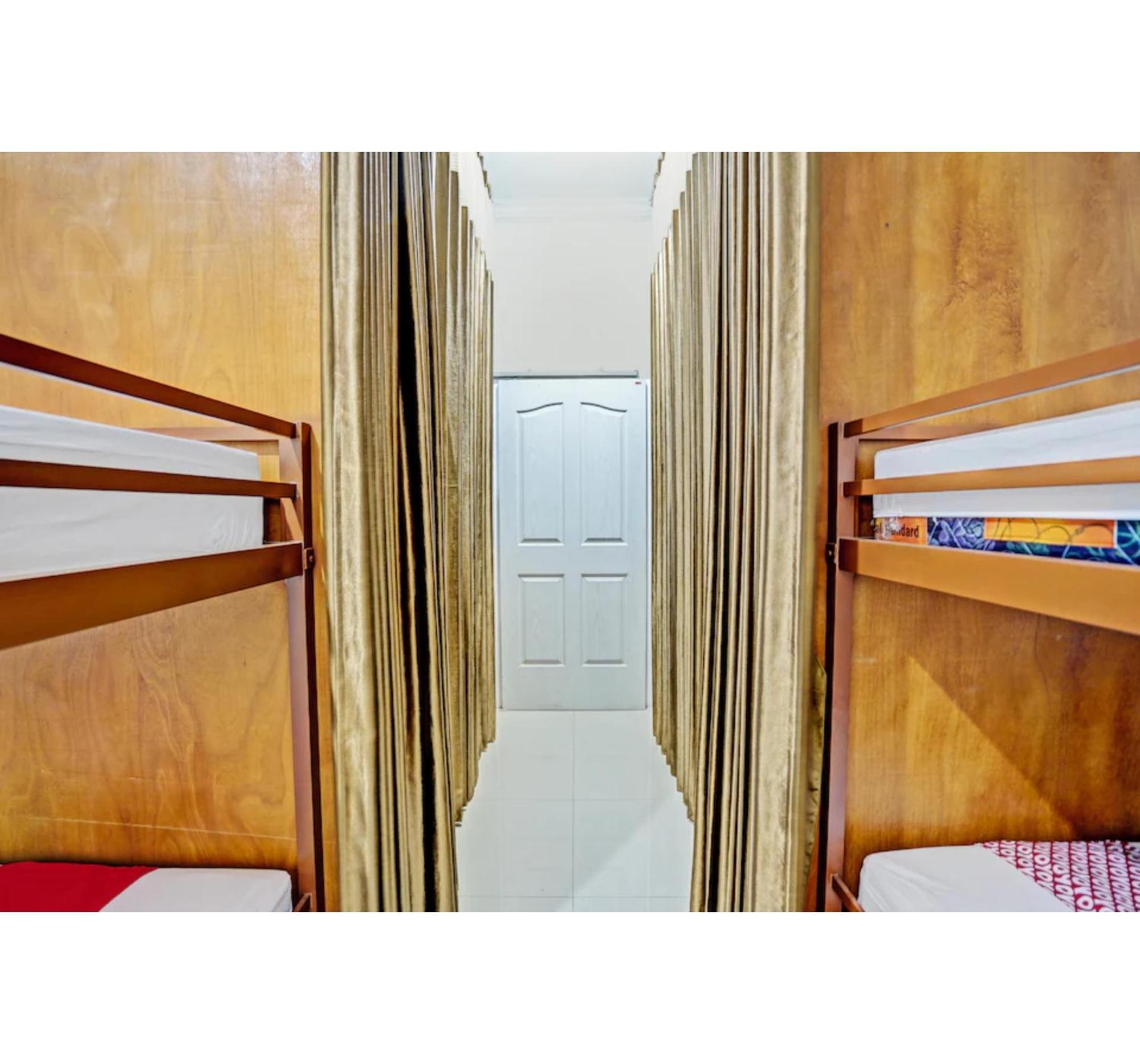 Super Oyo 3702 Homestay Bougenville Syariah Lamongan 外观 照片