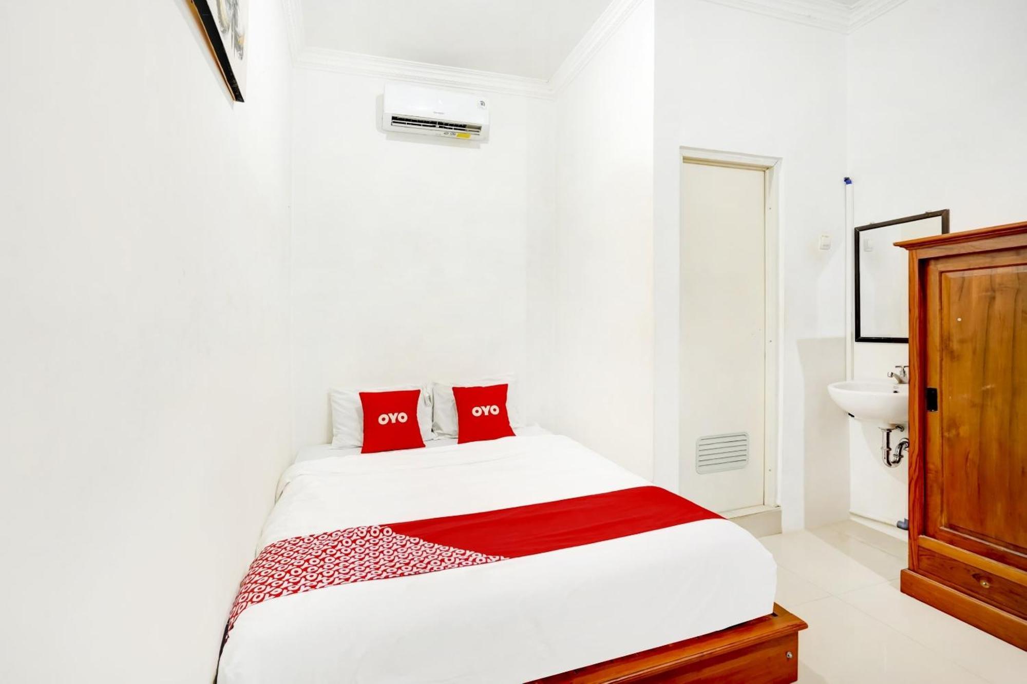 Super Oyo 3702 Homestay Bougenville Syariah Lamongan 外观 照片