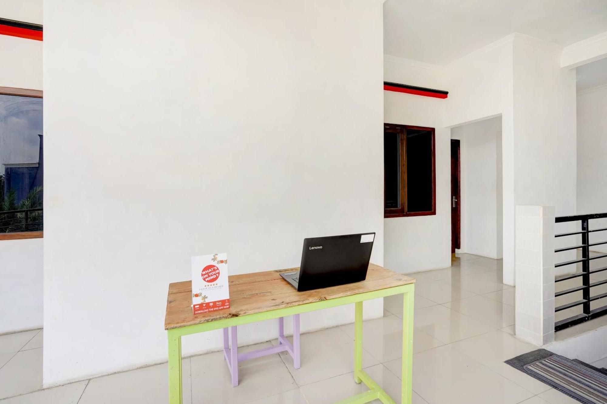 Super Oyo 3702 Homestay Bougenville Syariah Lamongan 外观 照片