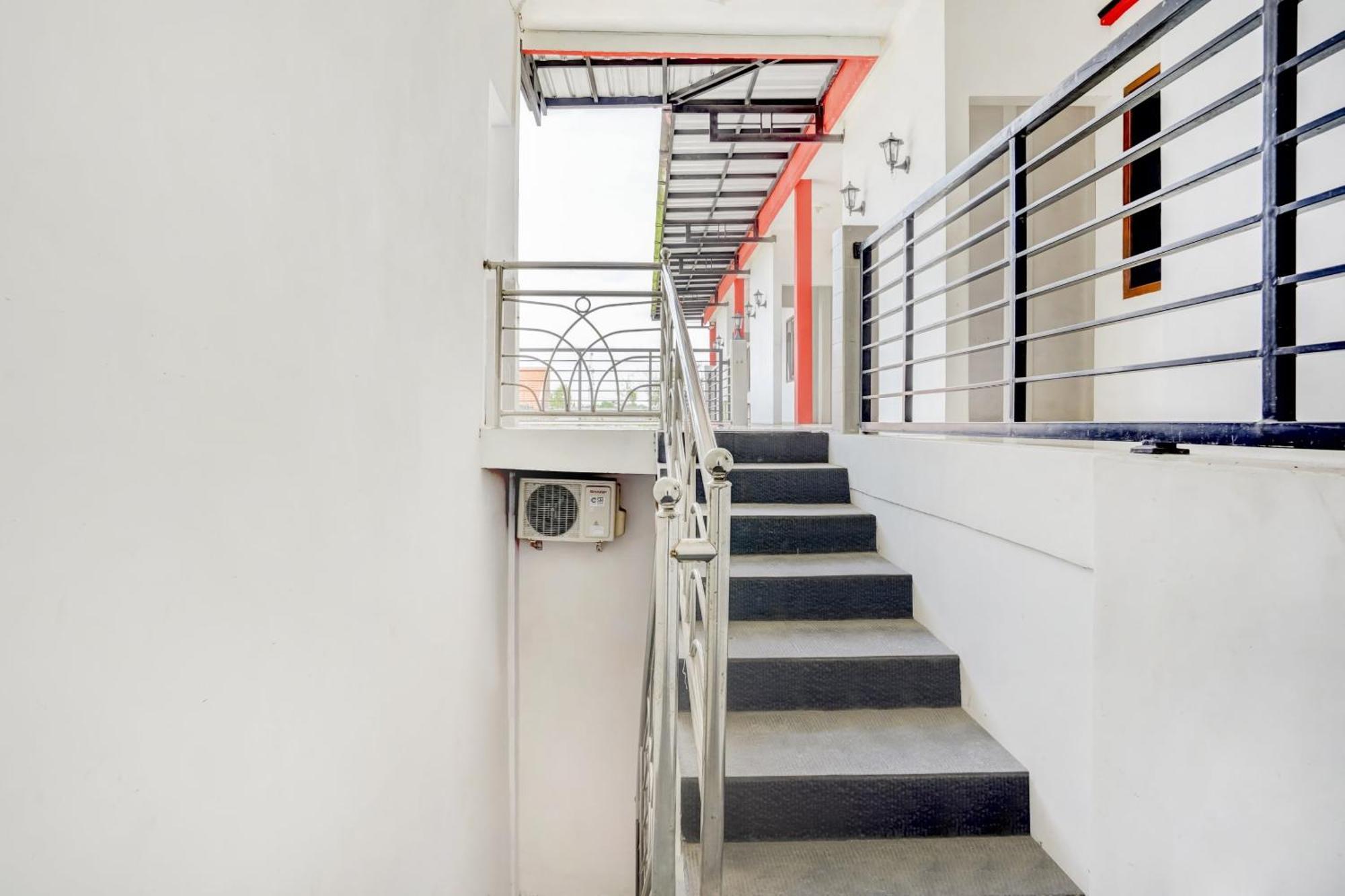 Super Oyo 3702 Homestay Bougenville Syariah Lamongan 外观 照片