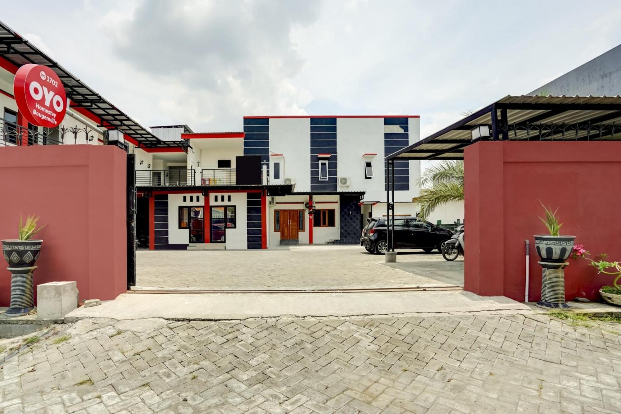 Super Oyo 3702 Homestay Bougenville Syariah Lamongan 外观 照片