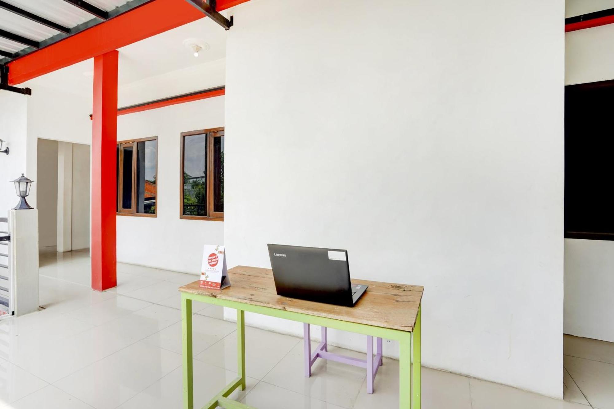 Super Oyo 3702 Homestay Bougenville Syariah Lamongan 外观 照片