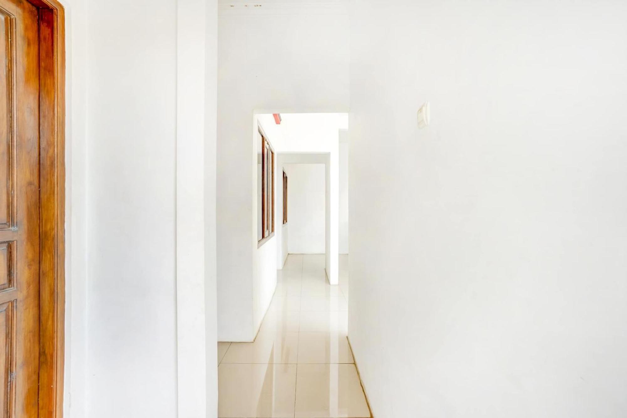 Super Oyo 3702 Homestay Bougenville Syariah Lamongan 外观 照片