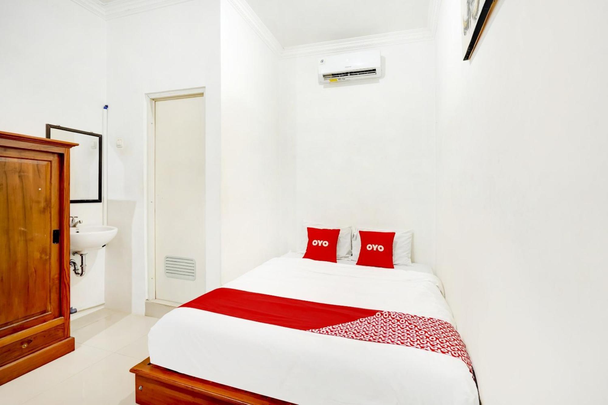 Super Oyo 3702 Homestay Bougenville Syariah Lamongan 外观 照片