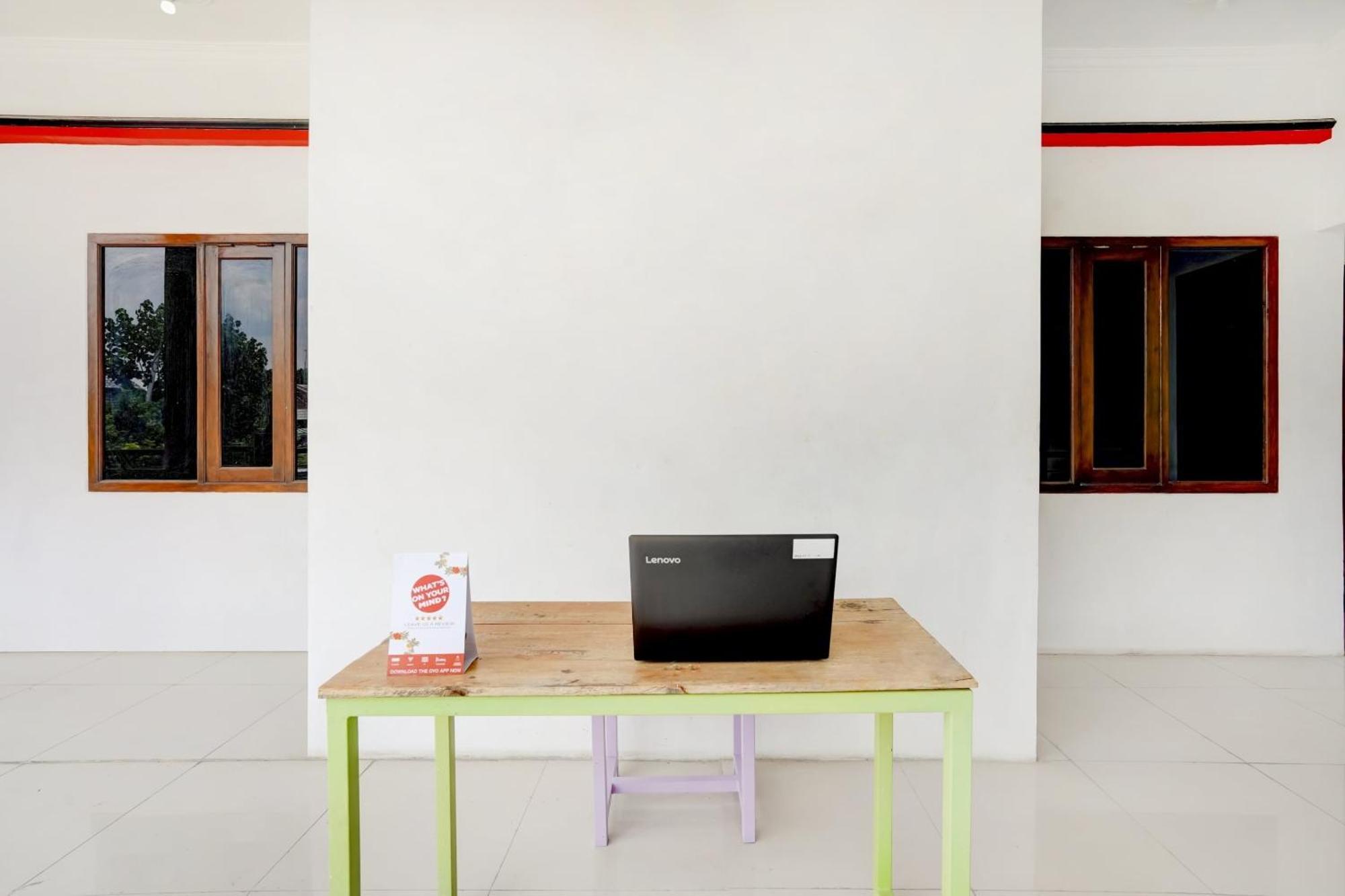 Super Oyo 3702 Homestay Bougenville Syariah Lamongan 外观 照片